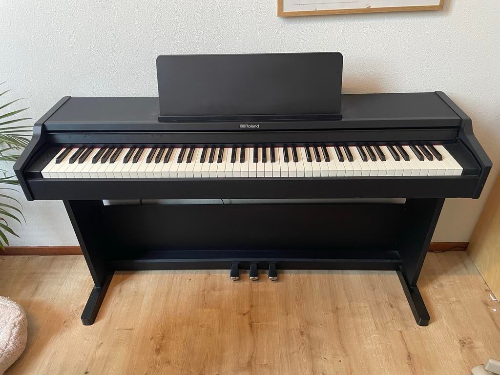 Roland RP107 Digitale Piano - Zo goed als nieuw, Muziek en Instrumenten, Piano's, Ophalen, Zwart, Digitaal, Zo goed als nieuw