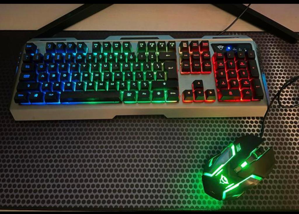 Trust Gaming Toetsenbord en Muis + 2 muismatten, Ophalen, Gebruikt, Gaming toetsenbord, Qwerty