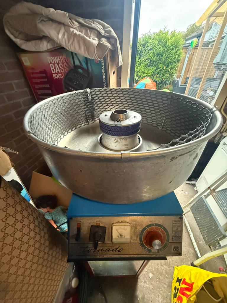 Professionele Tornado suikerspinmachine – zware kwaliteit, Hobby en Vrije tijd, Feestartikelen | Verhuur, Ophalen, Zo goed als nieuw