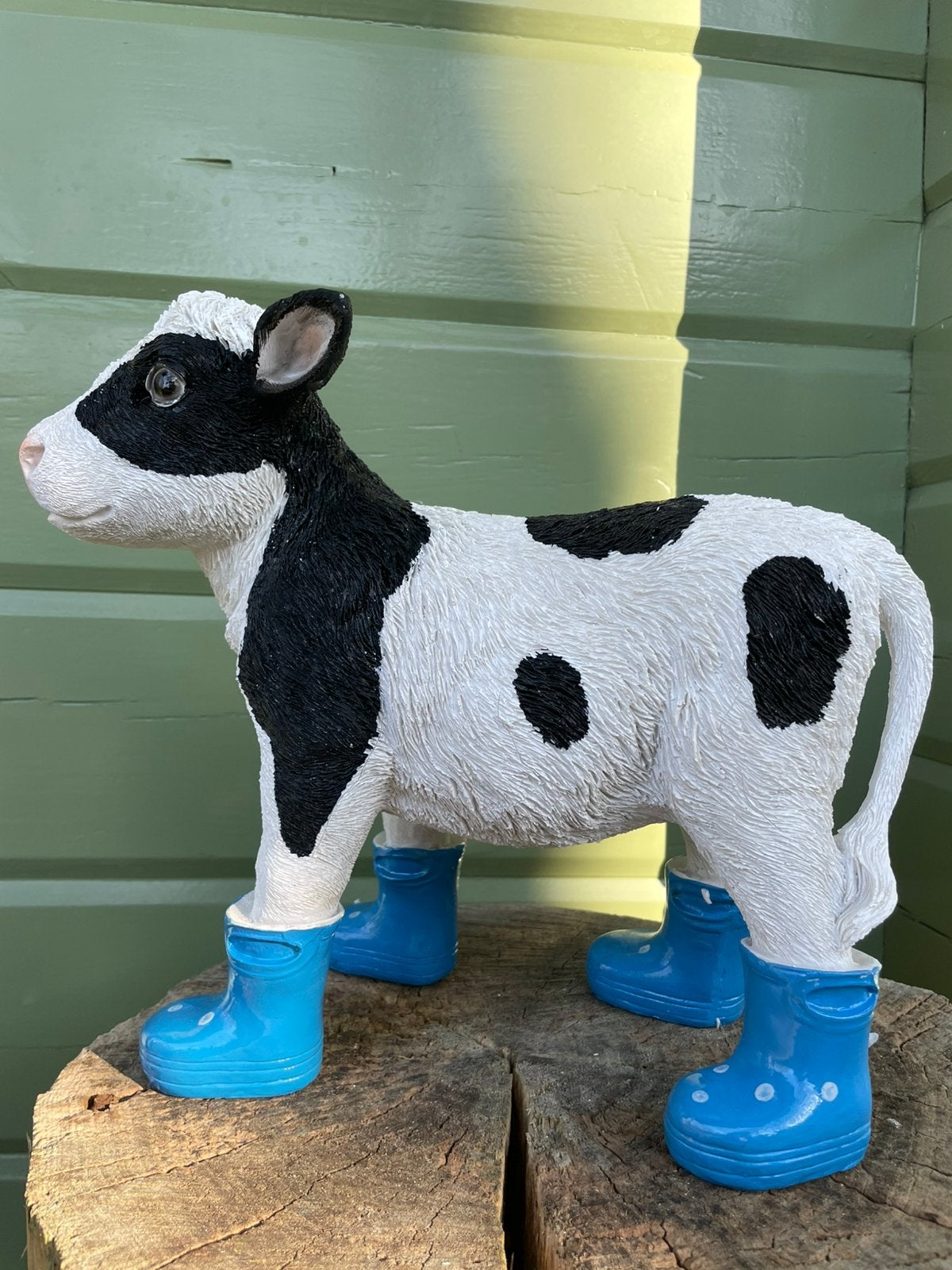 Kalf koe blauwe regenlaarsjes beeld tuin boerderij boer stal, Ophalen of Verzenden, Nieuw, Kunststof, Dierenbeeld
