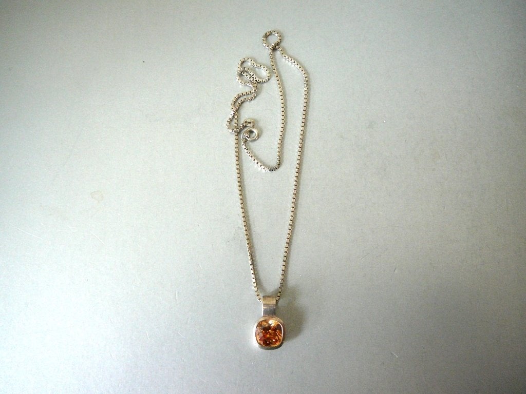 Zilveren ketting met oranje steen hanger, Gebruikt, Verzenden, Geel, Met edelsteen