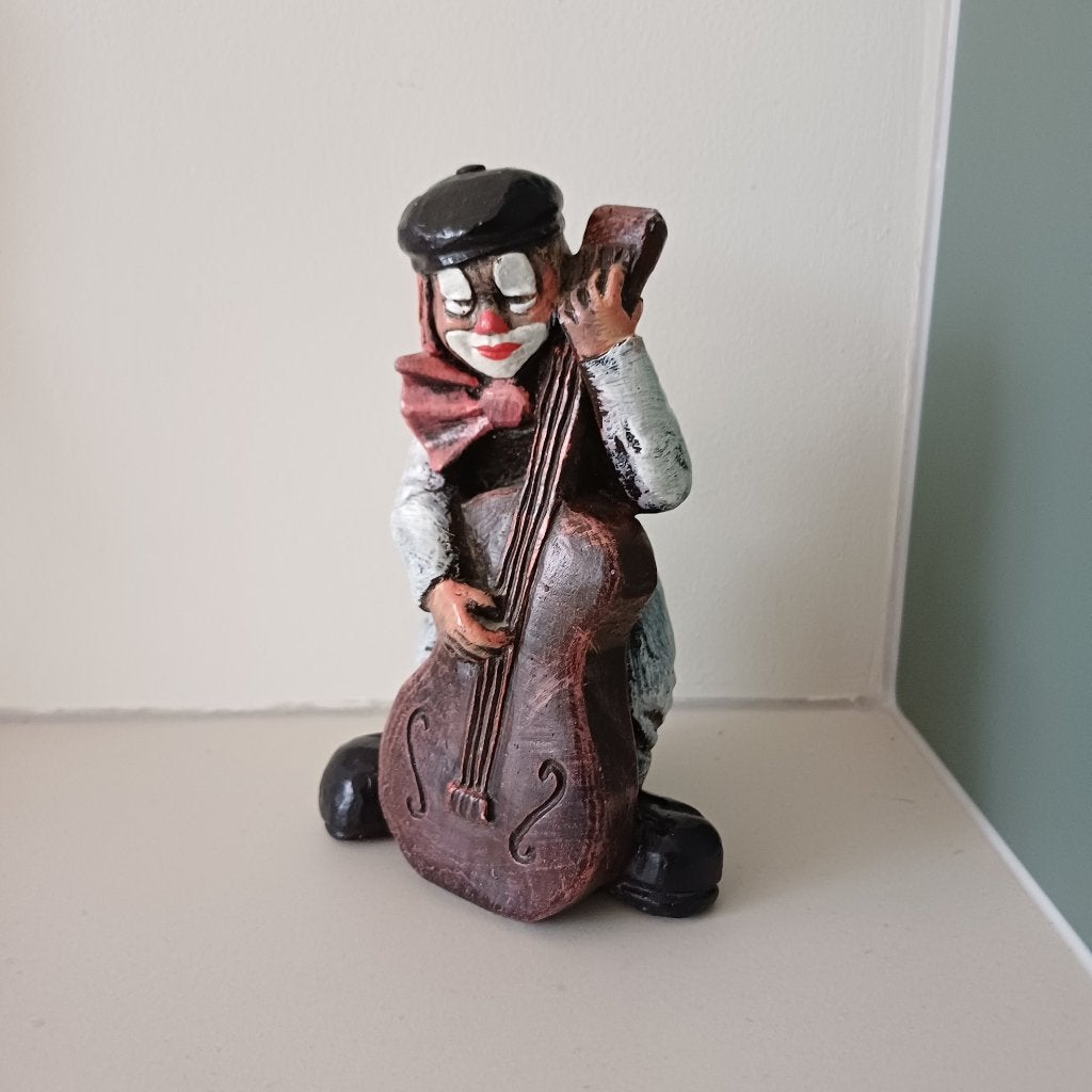 Beeldje clown met contrabas - gemerkt Leon 410, Verzamelen, Ophalen of Verzenden, Gebruikt, Mens