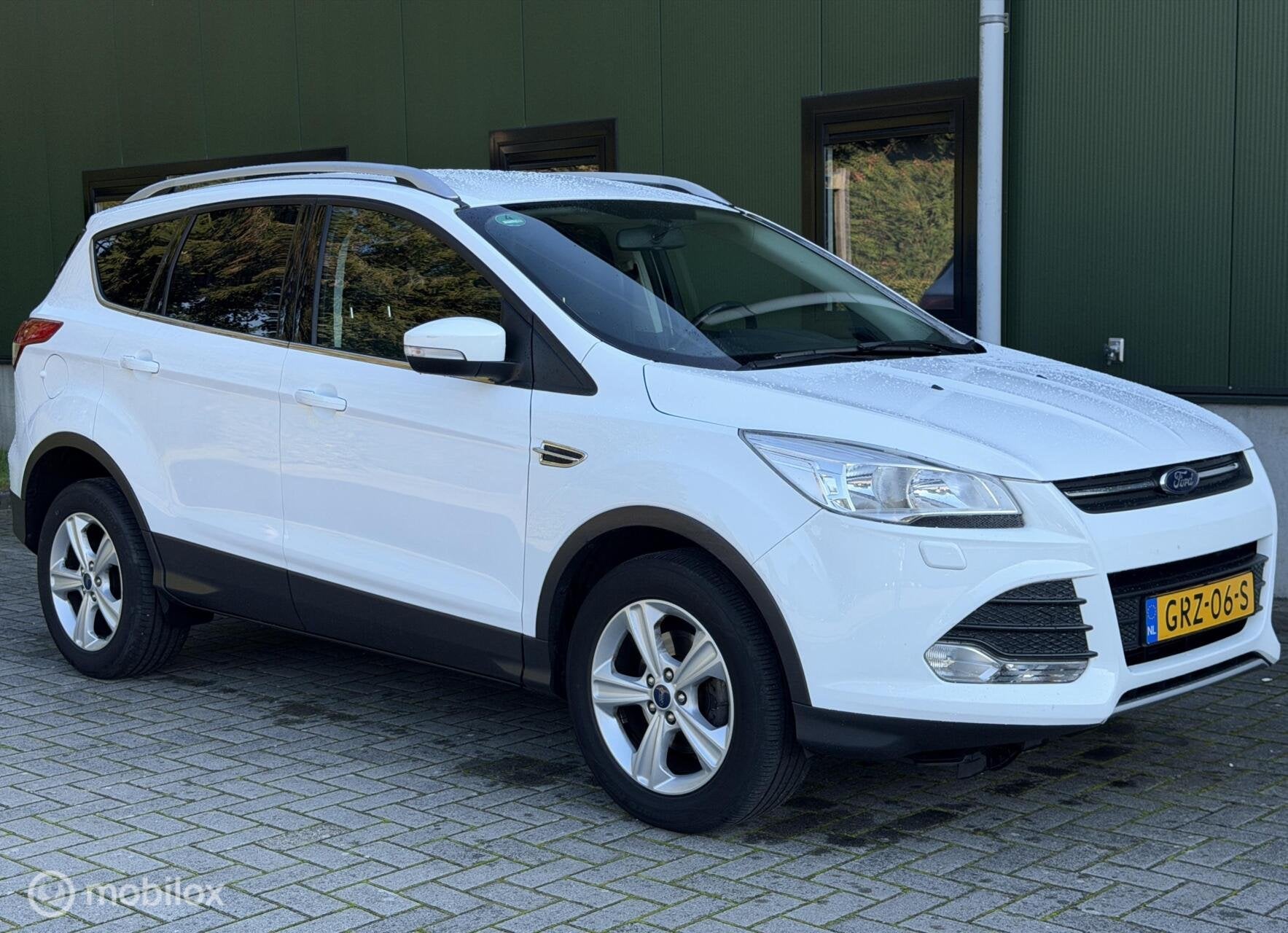 Ford Kuga 1.6 Titanium Cruise Airco Verwarmde stoelen, Voorwielaandrijving, Euro 5, Gebruikt, Zwart
