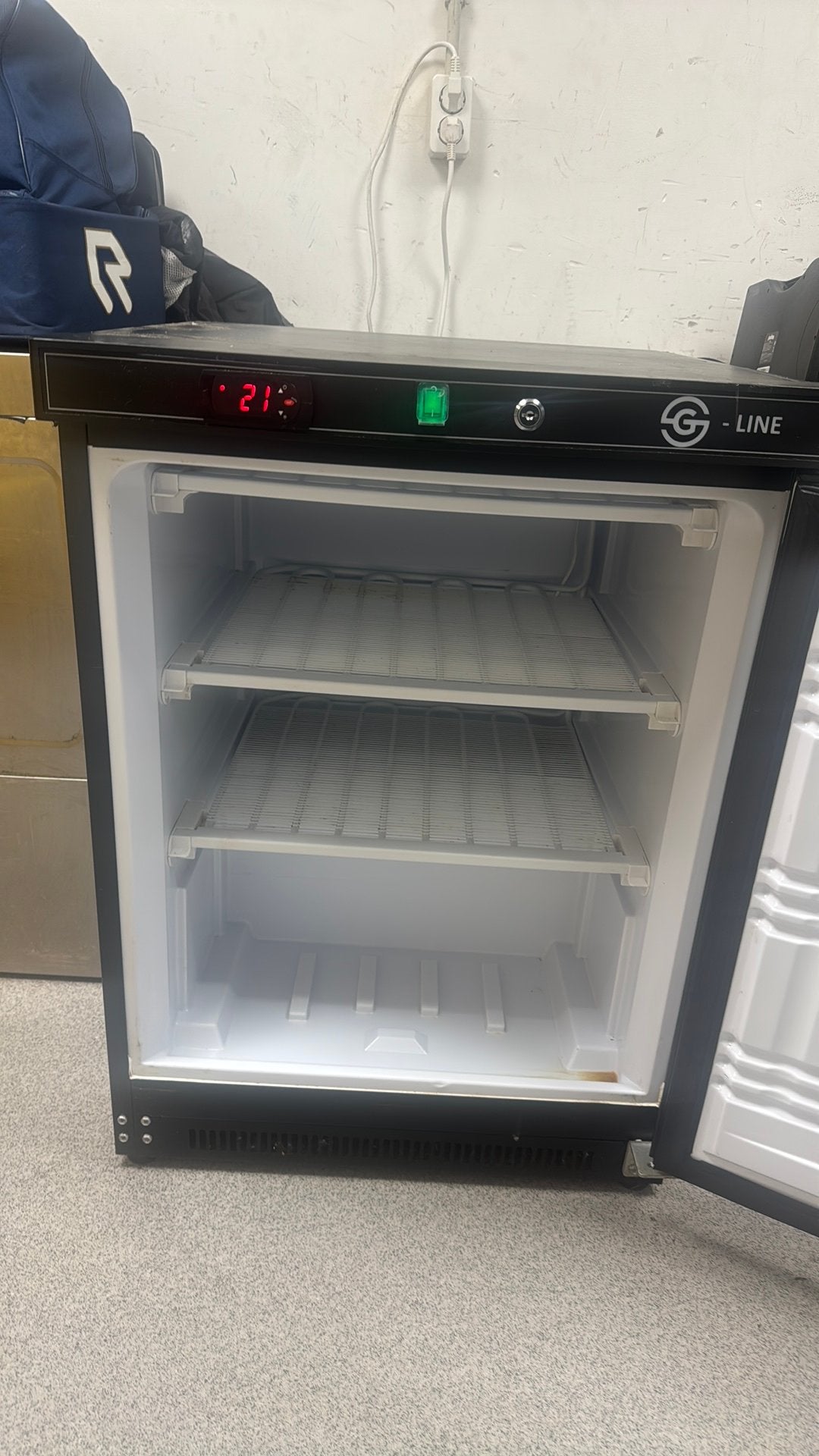 Compacte Mini Koelkast - Ideaal voor Drankjes en Snacks, Ophalen, Minder dan 75 liter, Zonder vriesvak, Gebruikt