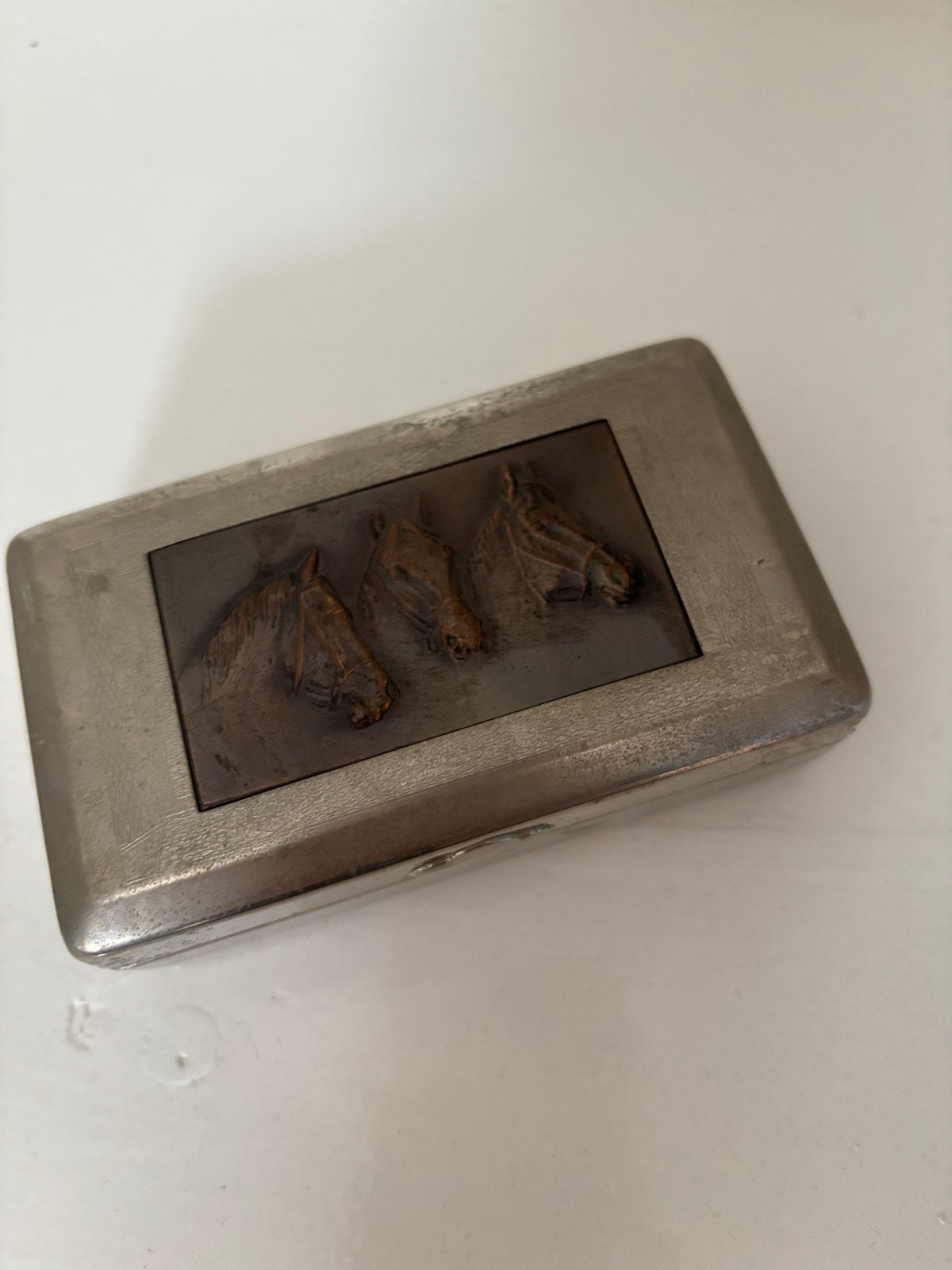 Vintage sigarenkistje met paarden reliëf, Ophalen, Gebruikt, Tabaksdoos of Verpakking