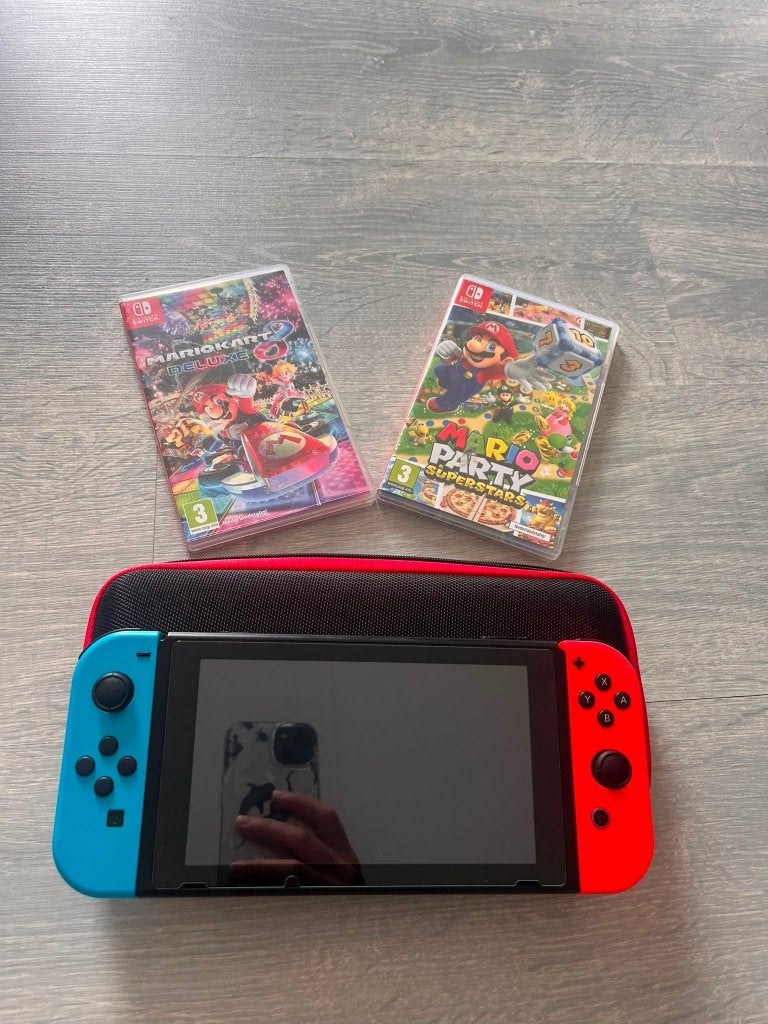 Nintendo Switch V2, Spelcomputers en Games, Spelcomputers | Nintendo Switch, Met games, Met 2 controllers, Zo goed als nieuw, Ophalen