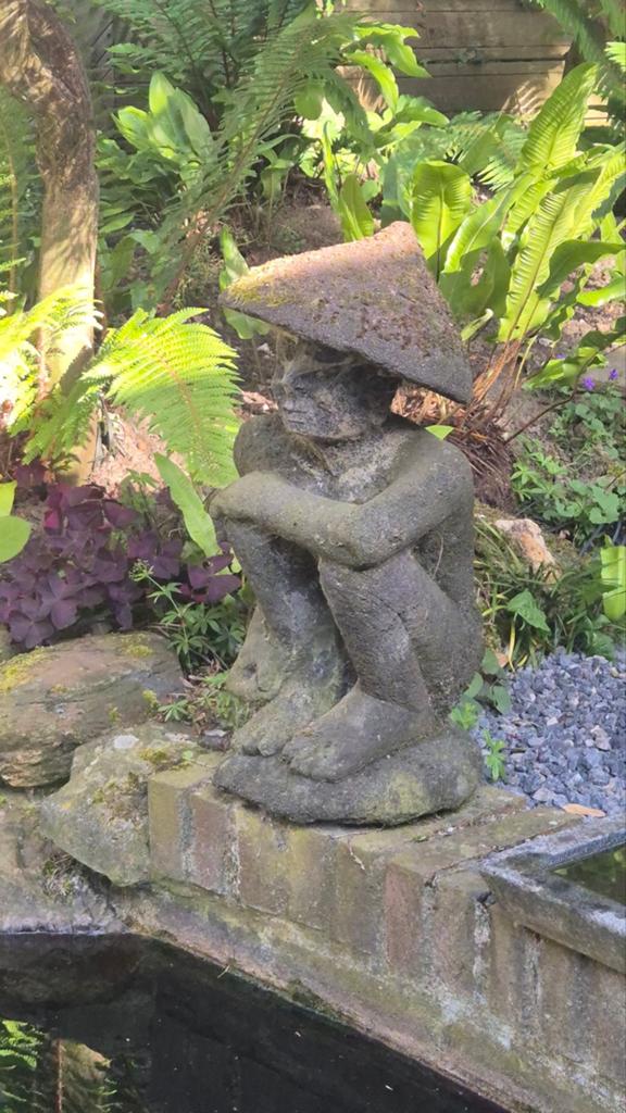 Japanse visser beeld van zwart lavasteen, Tuin en Terras, Tuinbeelden, Ophalen of Verzenden, Nieuw