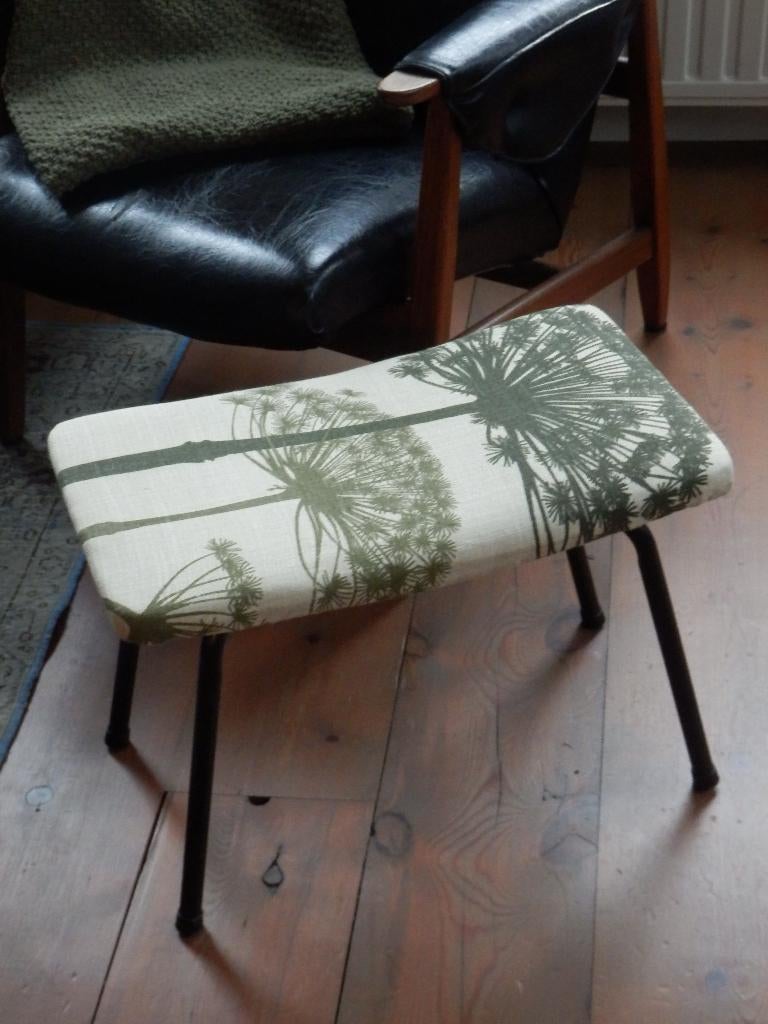 Vintage voetenbankje met nieuwe bekleding, Ophalen