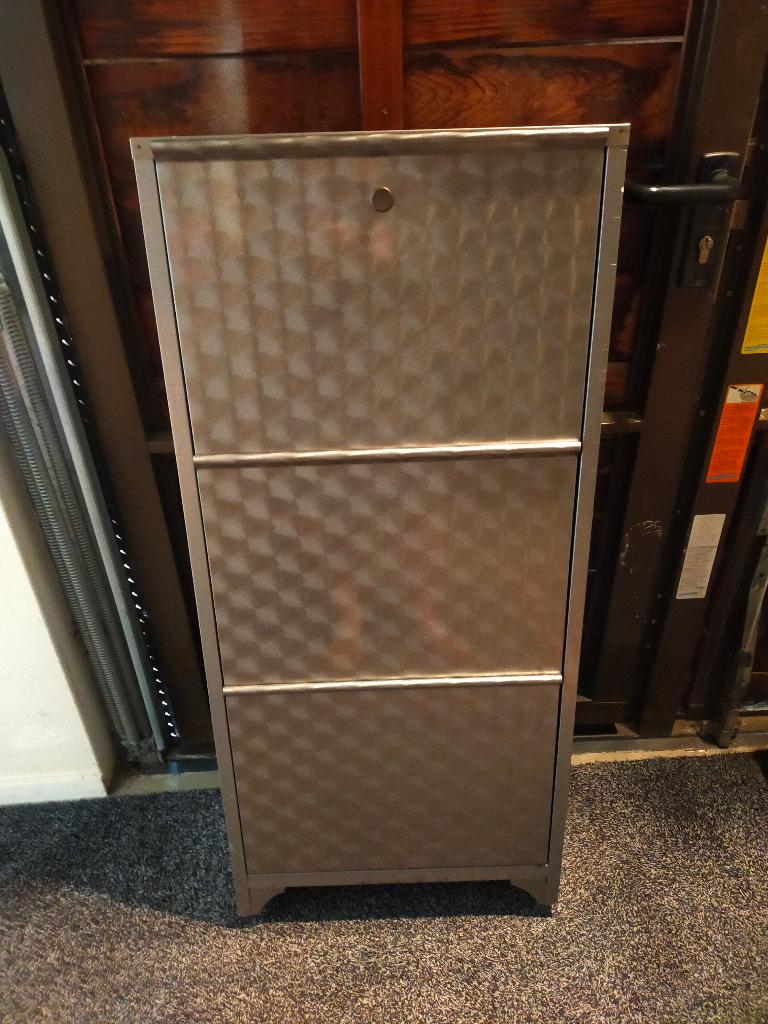 Metalen Schoenenkast, Ophalen, Zo goed als nieuw, Strak model metalic grijs.