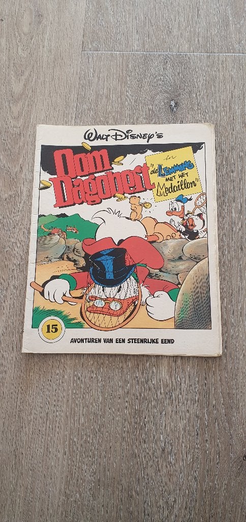 Oom Dagobert De lemming met de medaillon, Boeken, Stripboeken, Gelezen, Eén stripboek, Ophalen of Verzenden, Donald Duck