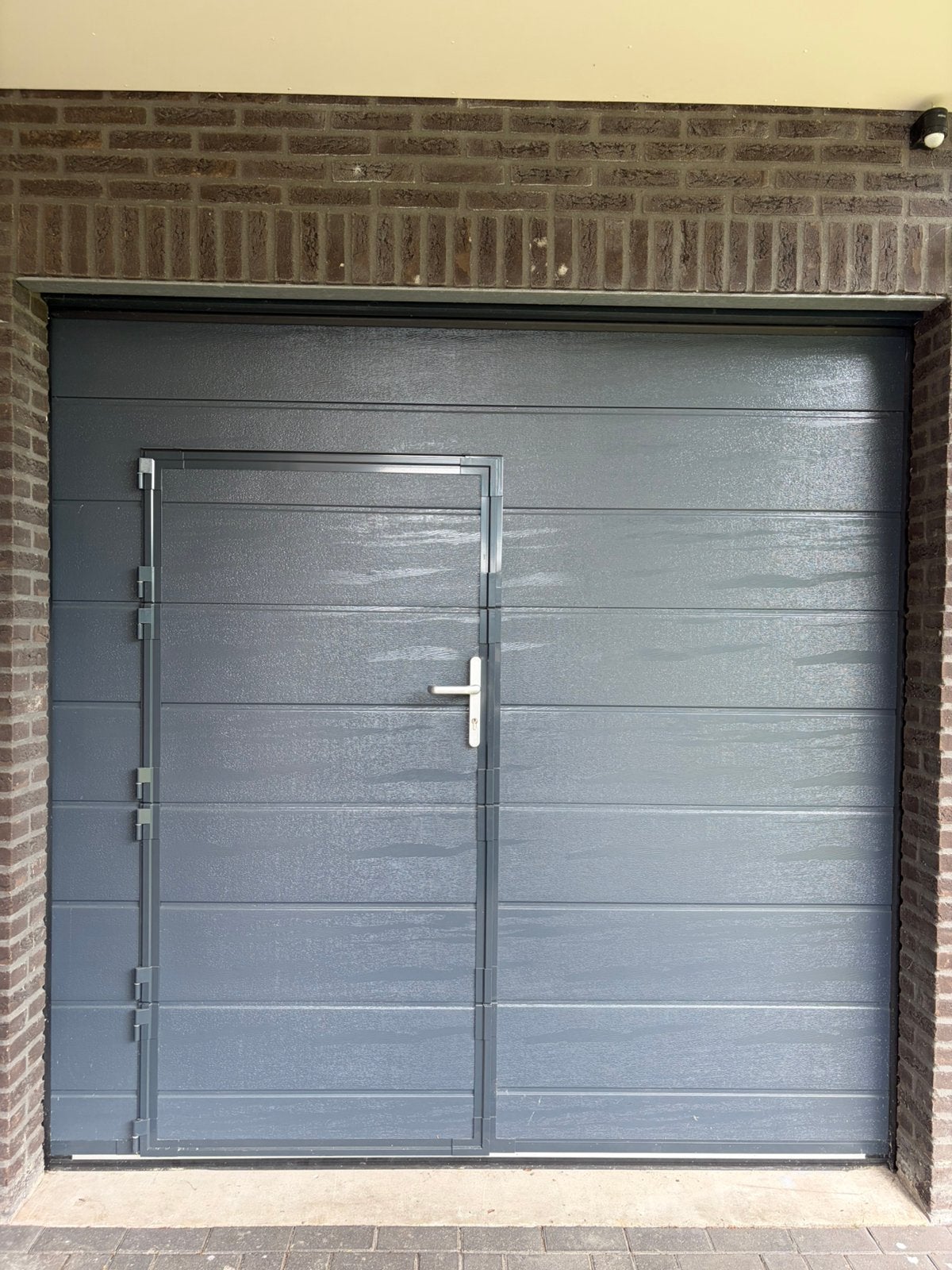 Electrische garagedeur met loopdeur 255X 240, Ophalen, Garagedeur, Zo goed als nieuw, 120 cm of meer