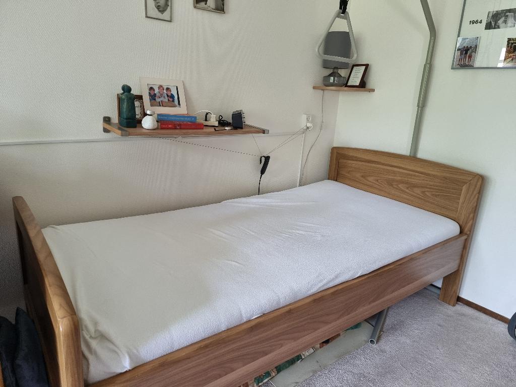 Bed 1 meter breed electrisch, Huis en Inrichting, Slaapkamer | Bedden, Ophalen, Eiken, Zo goed als nieuw, 200 cm