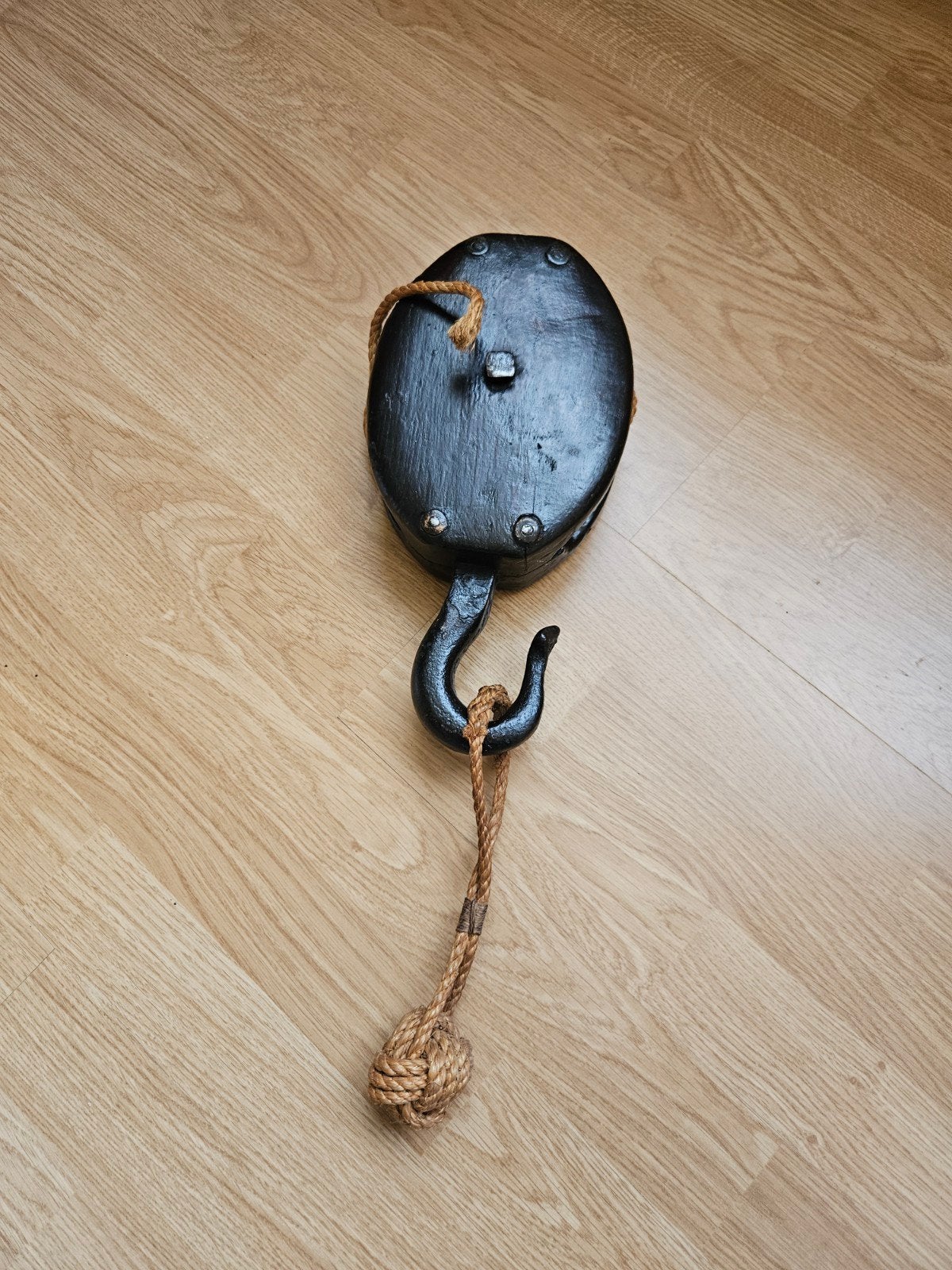 Antieke houten katrol met touw en haak, Ophalen