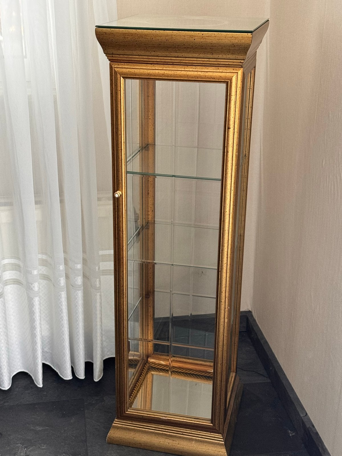 Gouden vitrinekast met glazen planken, Ophalen, Minder dan 50 cm, Gebruikt, Minder dan 25 cm