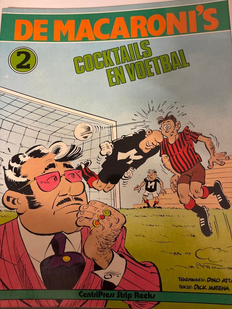 De Macaroni's 2: Cocktails en Voetbal - CentriPress Strip, Boeken, Stripboeken, Eén stripboek, Ophalen of Verzenden, Gelezen