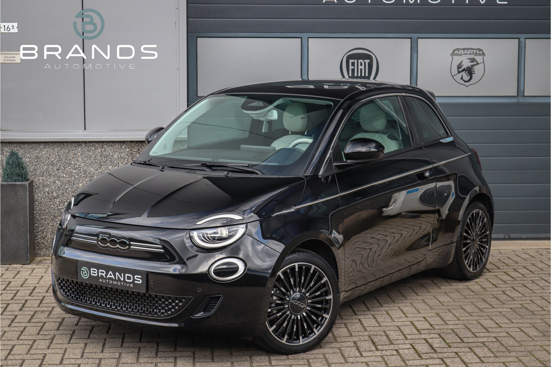 Fiat 500E La Prima by Bocelli 42 kWh 1e eig Full option JBL, Auto's, Fiat, Gebruikt, Met garantie (alle), 4 stoelen, Zwart