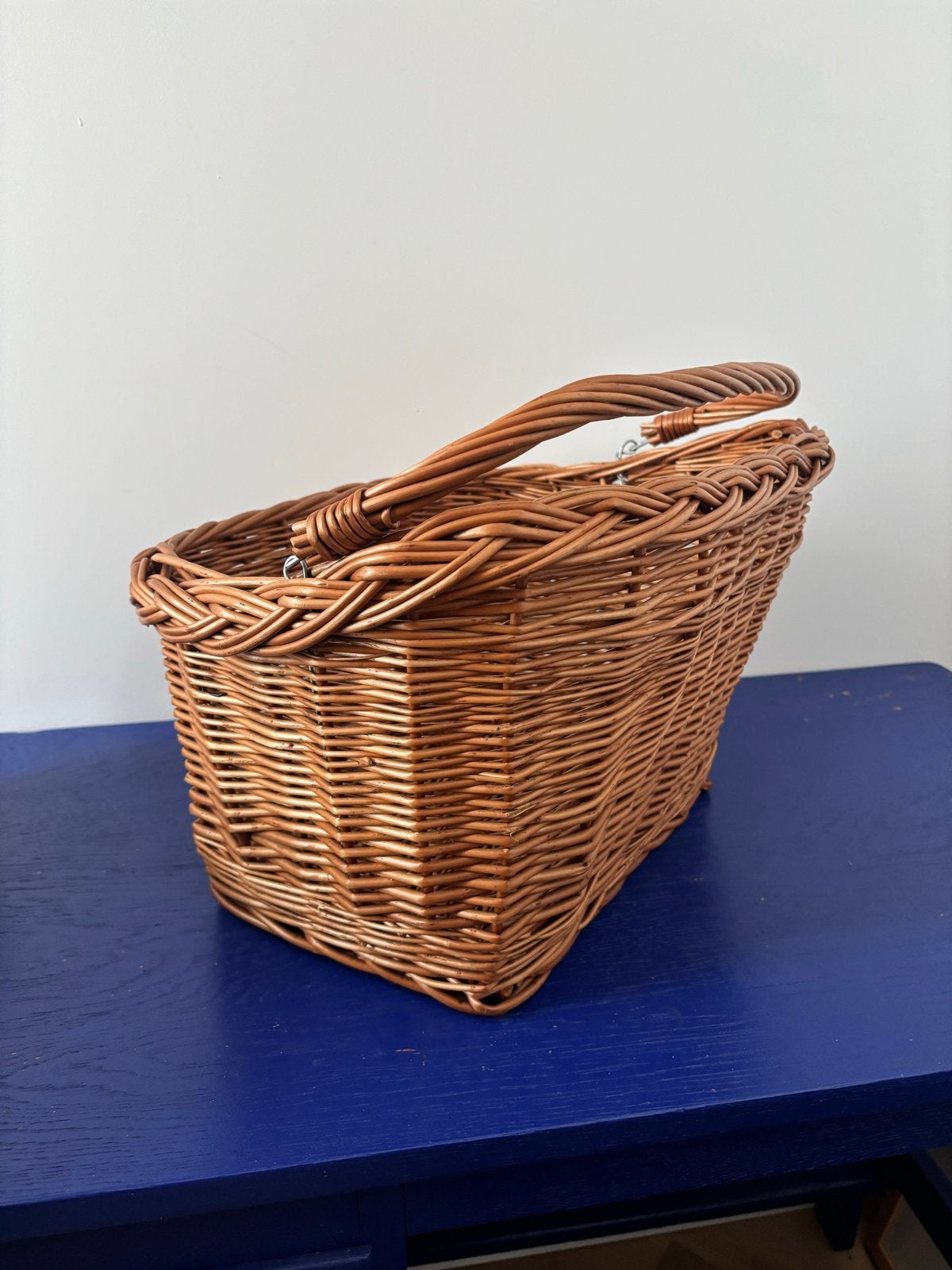 Vintage Rotan fietsmand met stuurbevestiging, Fietsen en Brommers, Ophalen, Gebruikt, Fietsmand, Stuurbevestiging
