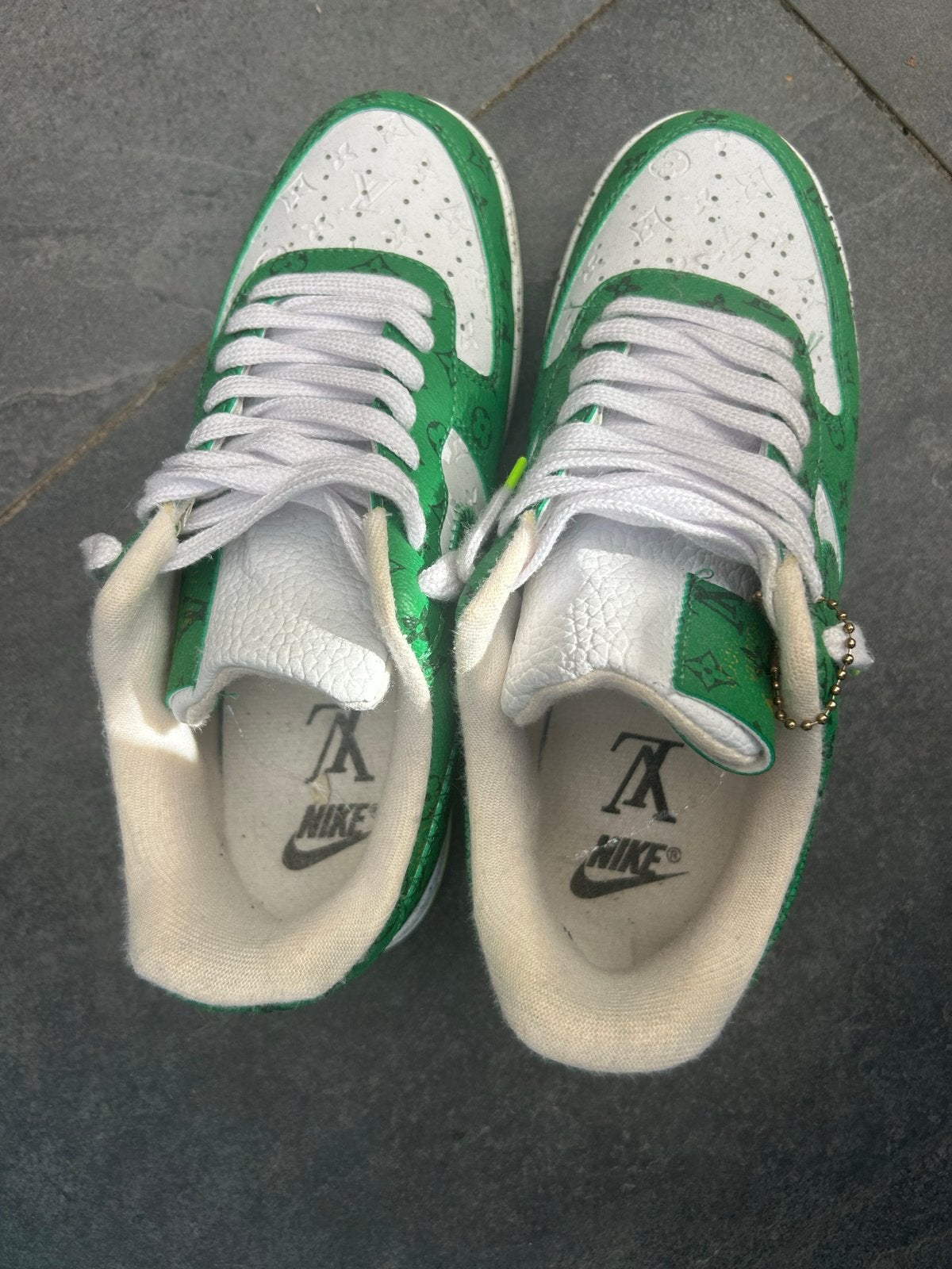 Nike Air Force 1 Low x Louis Vuitton Custom Groen/Wit, Kleding | Heren, Ophalen of Verzenden, Zo goed als nieuw, Sneakers of Gympen