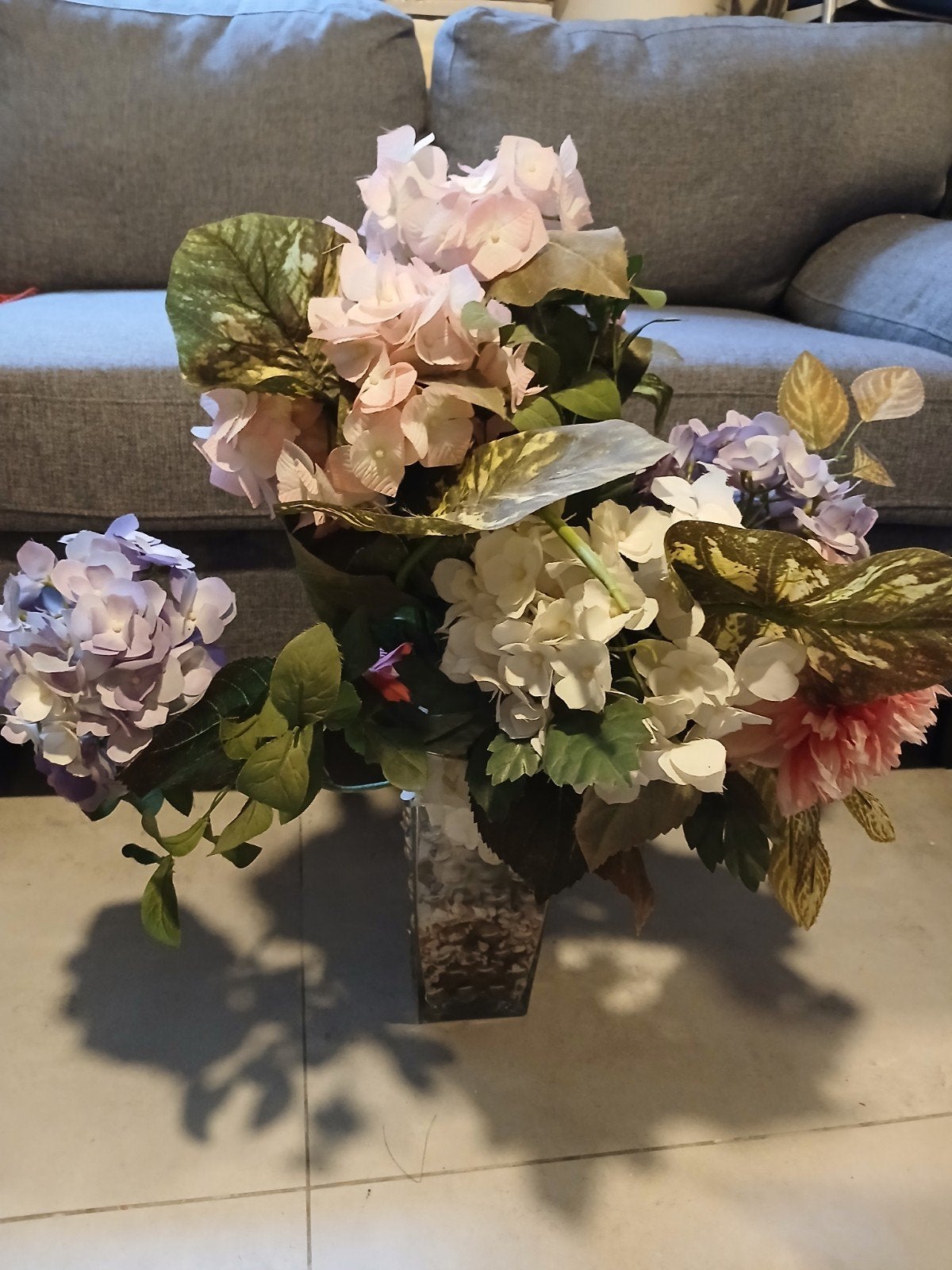 Prachtig kunstbloemstuk met hortensia's en vaas, Met pot of vaas, Ophalen of Verzenden, Zo goed als nieuw, Kunststof