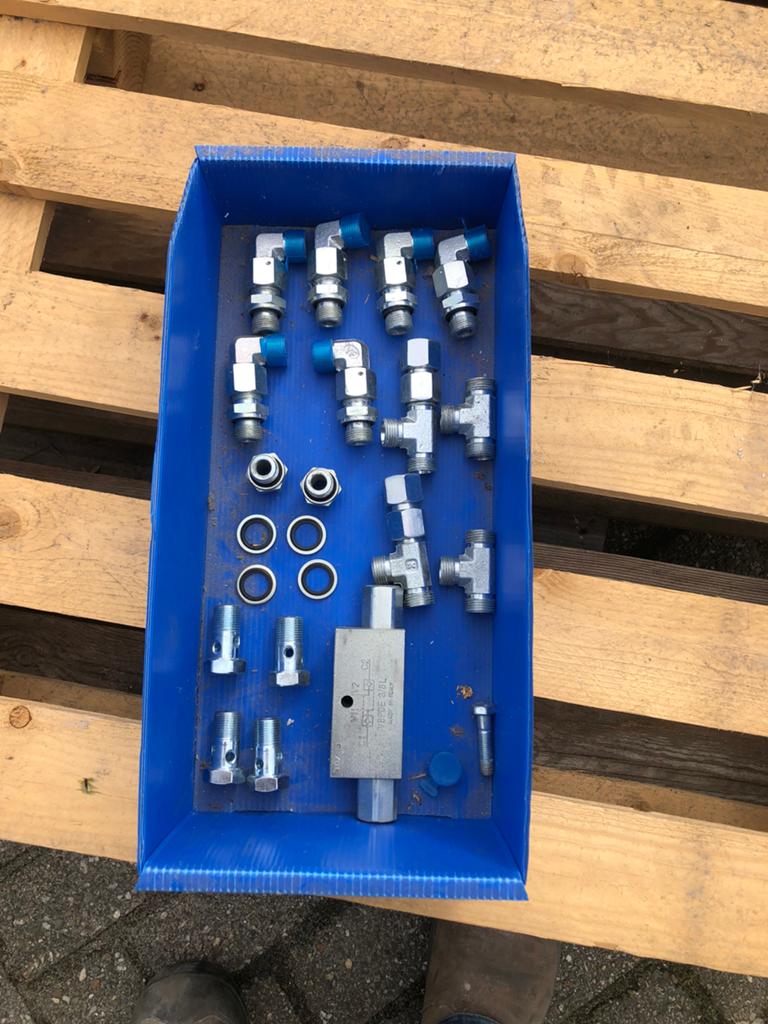 Hydrauliek terugslag klep en kniestukken zie foto, Ophalen of Verzenden, Zo goed als nieuw