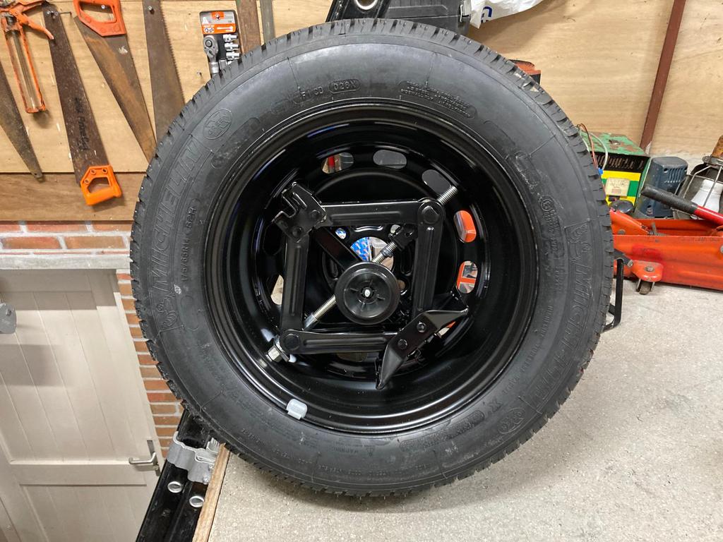 Reserveband Ford Fiésta + krik, Auto-onderdelen, Banden en Velgen, Ophalen, Nieuw, Zomerbanden, Banden en Velgen
