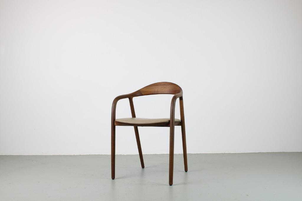 Artisan Neva stoelen, Europees walnoot, Sand leer, Huis en Inrichting, Stoelen, Bruin, Nieuw, Ophalen of Verzenden, Vijf, Zes of meer stoelen