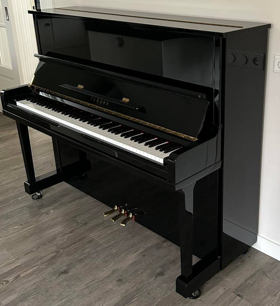 Yamaha U10-A Volledig Vernieuwd (Nieuwstaat), Muziek en Instrumenten, Piano's, Ophalen, Zo goed als nieuw, Zwart, Hoogglans