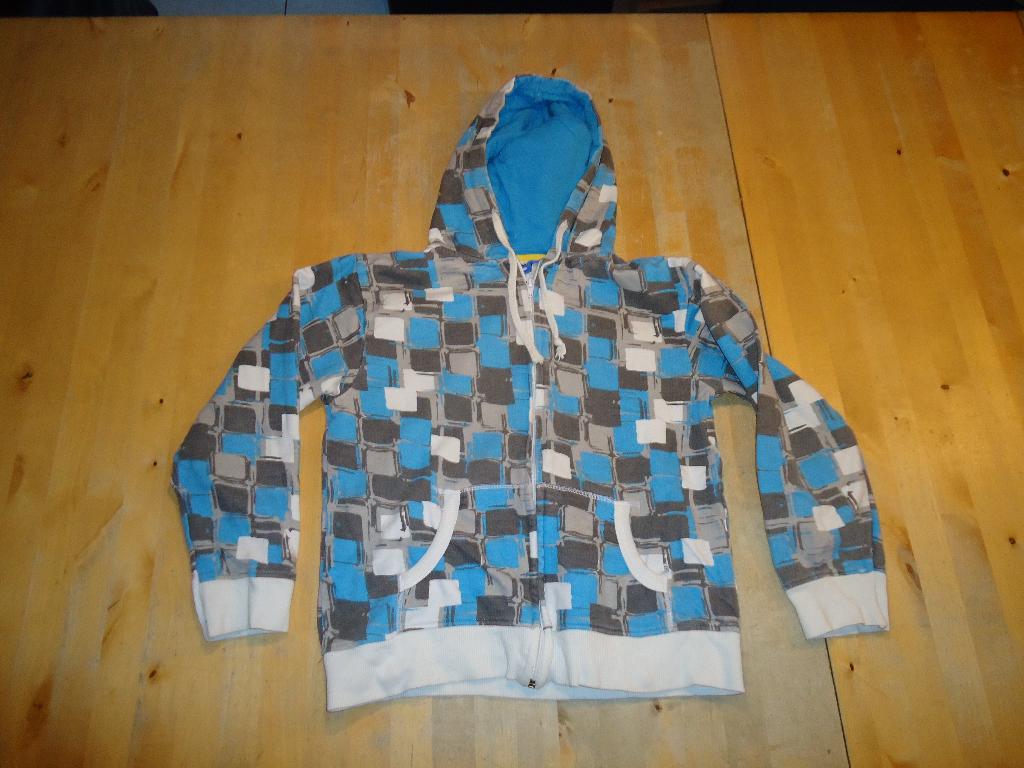 Blauw geblokt vest met capuchon maat 152 (K343), Ophalen of Verzenden, Zo goed als nieuw, Jongen, Trui of Vest