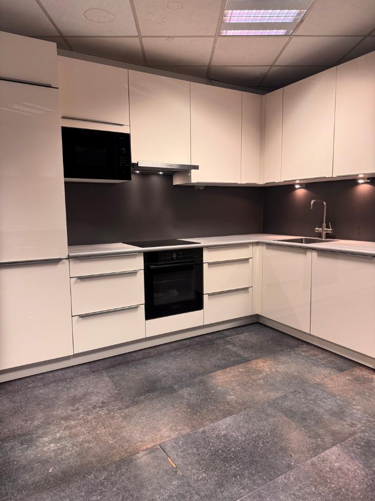 Nolte showmodel keuken magnolia glanzend uitverkoop!, Ophalen, Hoekkeuken, Kunststof, Crème