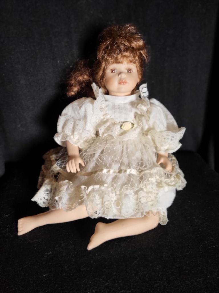 Vintage porcelain doll, Verzamelen, Ophalen of Verzenden, Zo goed als nieuw, Babypop, Levensecht of Reborn