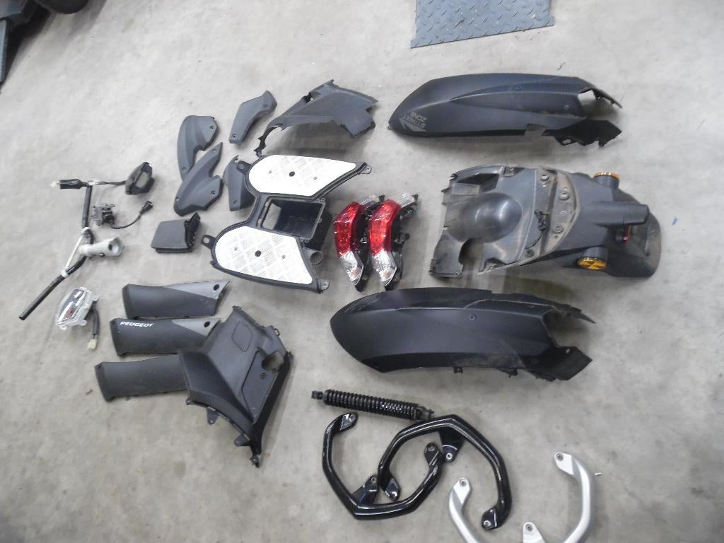 PEUGEOT KISBEE E4 + E5 + STREETZONE ONDERDELEN, Fietsen en Brommers, Brommeronderdelen | Scooters, Ophalen of Verzenden, Zo goed als nieuw