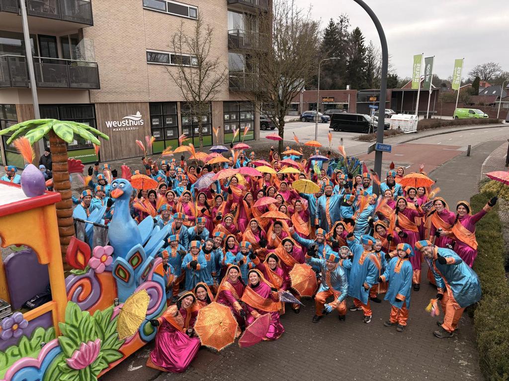 Grote loopgroep carnaval kleding wagen riksja, Carnaval, Kleding, Gedragen, Ophalen