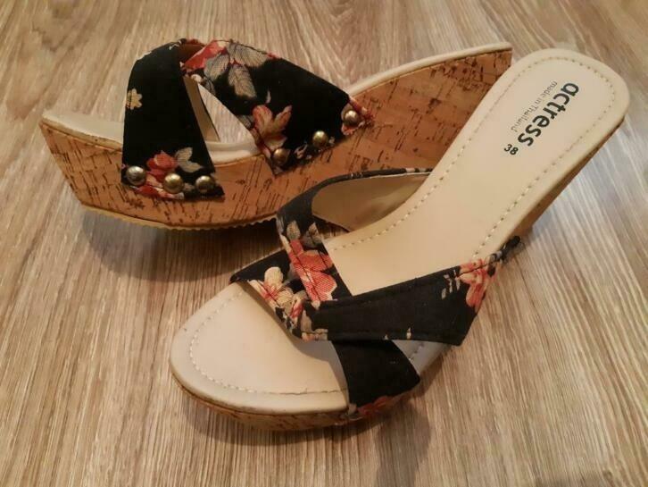 NIEUW Sleehakken/wedges bloemenprint, Mt 38 vallen als 36/37, Ophalen of Verzenden, Nieuw, Overige kleuren, Sneakers of Gympen