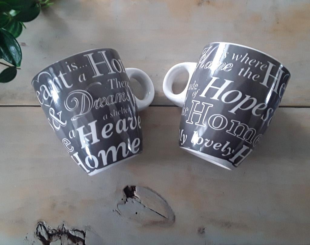 2 mokken / bekers met tekst, o.a. Home heaven hopes dreams, Huis en Inrichting, Keuken | Servies, Keramiek, Ophalen of Verzenden