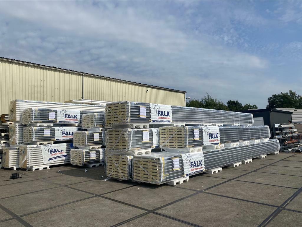 Foto 2 van 4000m2 geisoleerde dakplaten - sandwichpanelen restpartij