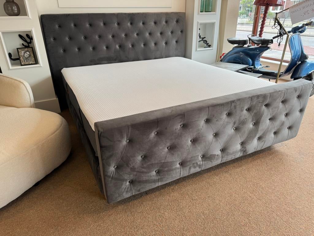 Boxspring 180 Grijs Gecapitonneerd met Emma matras E-7179, Huis en Inrichting, Slaapkamer | Boxsprings, #Boxspring#Gecapitonneerd#180#Grijs#2persoons