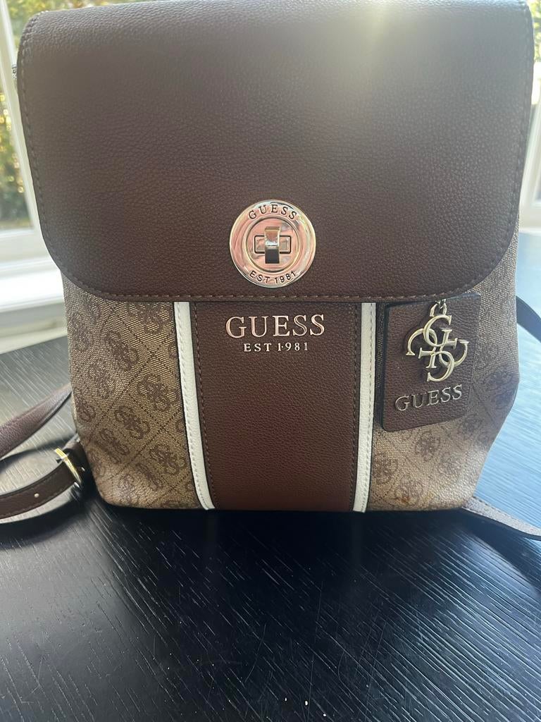 Guess rugtas bruin met logo print, Sieraden, Tassen en Uiterlijk, Tassen | Rugtassen, Overige merken, Minder dan 30 cm, Nieuw