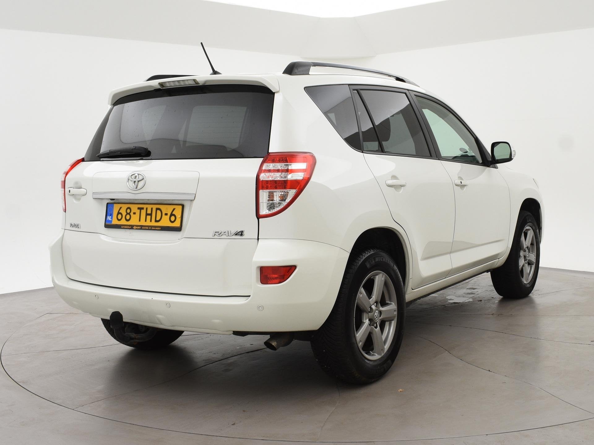 Toyota RAV4 2.0 VVTi 4WD DYNAMIC + 2000 KG TREKHAAK | CAMERA, 13 km/l, Euro 5, Stof, Gebruikt