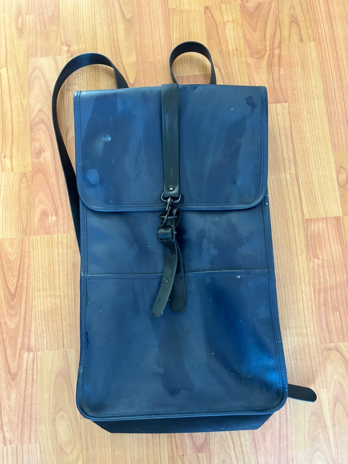 Rains Donkerblauwe waterdichte rugzak, Sieraden, Tassen en Uiterlijk, Tassen | Rugtassen, Gebruikt, 25 tot 40 cm, Ophalen of Verzenden