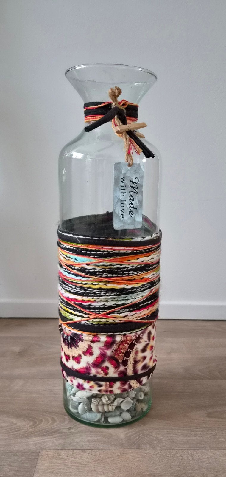 Decoratieve glazen vaas met kleurrijke wikkel, Ophalen, Gebruikt, Glas, 49 cm