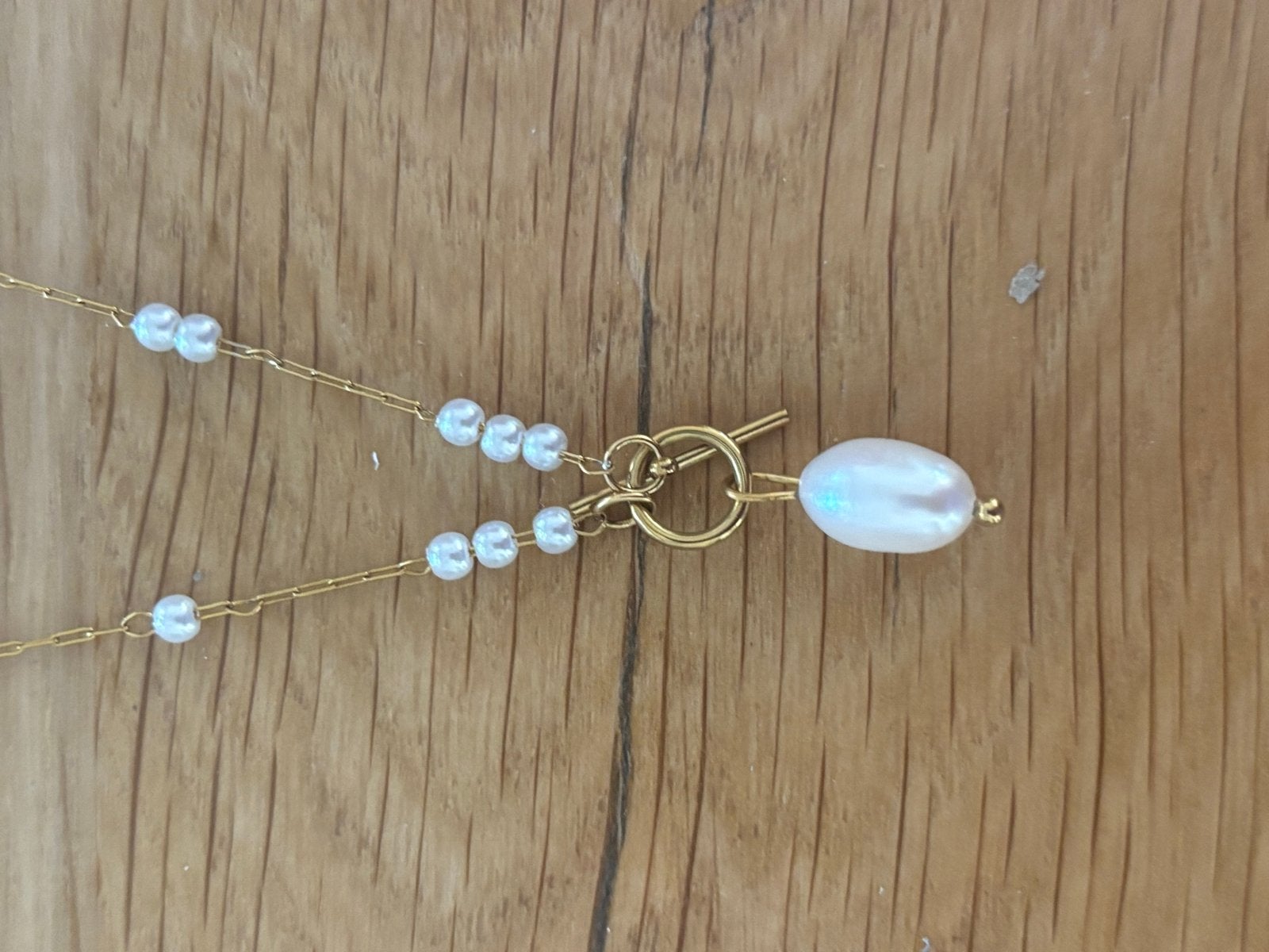 KAYA Ketting met zoetwaterparels en gouden accenten, Ophalen of Verzenden, Nieuw, Goud, Met edelsteen