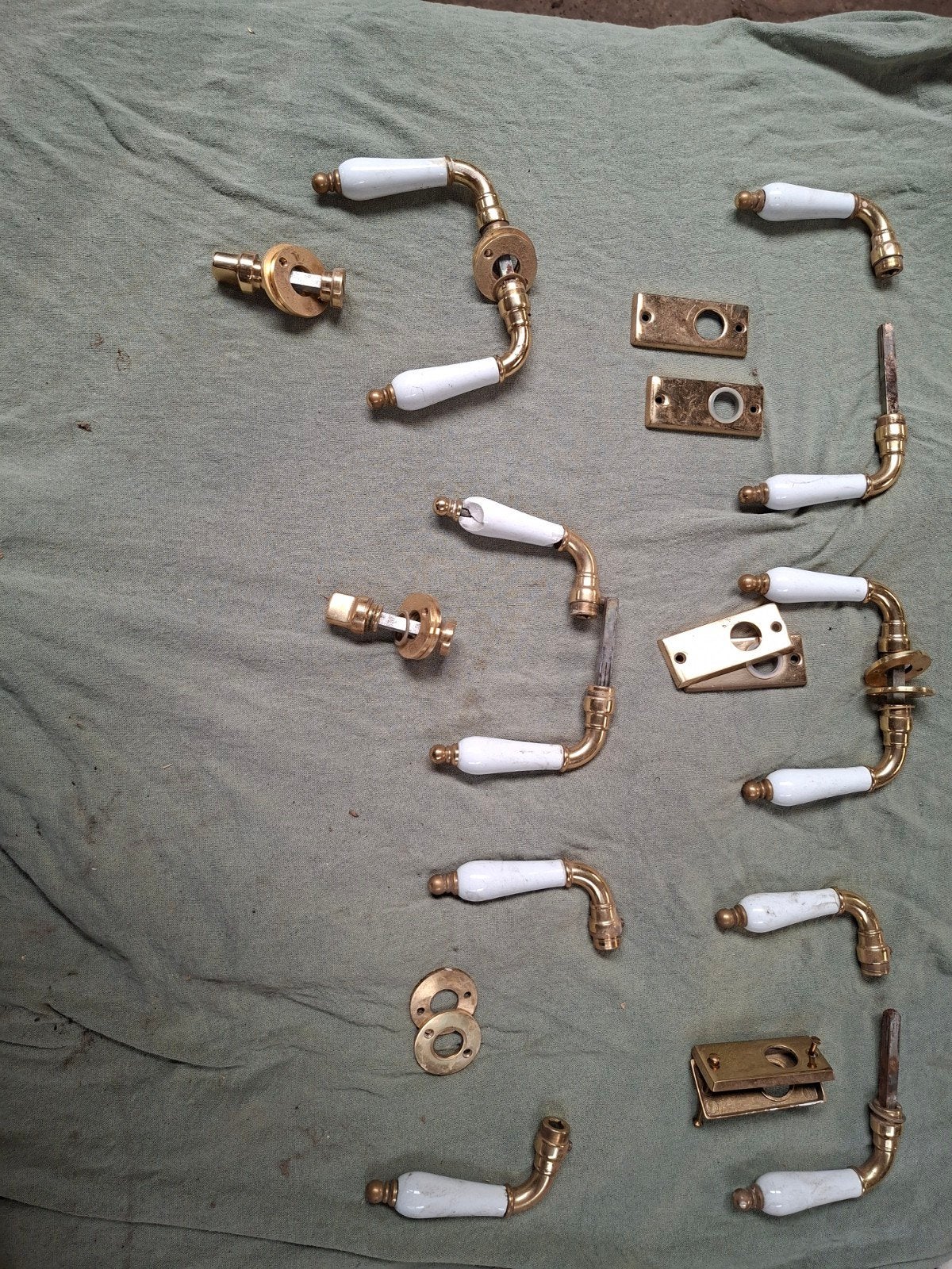 Antieke deurklinken messing met wit porselein, Doe-het-zelf en Verbouw, Ophalen of Verzenden, Gebruikt, Koper of Messing, Klink of Kruk