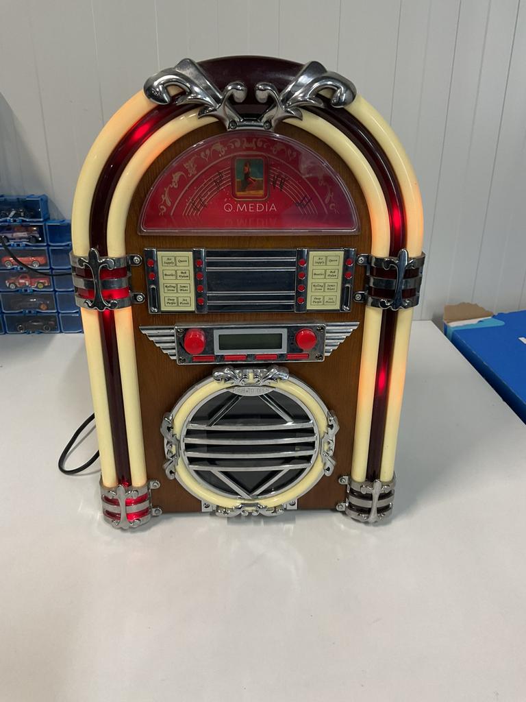 Jukebox met radio en cd en werkende verlichting zeer mooi, Verzamelen, Automaten | Jukeboxen, Ophalen, Zo goed als nieuw, 1970 tot heden