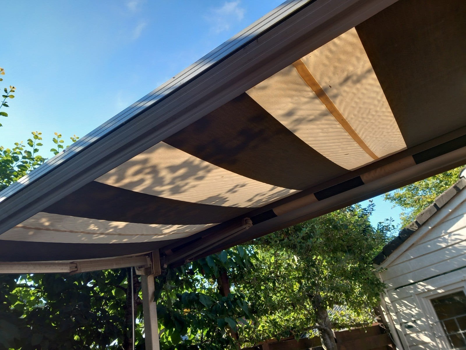 Degelijk zonnescherm op palen - 365,5 cm breed, Tuin en Terras, Zonneschermen, Ophalen of Verzenden