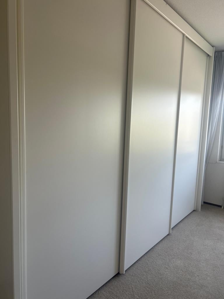Grote kledingkast met schuifdeuren en veel opbergruimte, Huis en Inrichting, Ophalen, Met plank(en), Gebruikt, 200 cm of meer