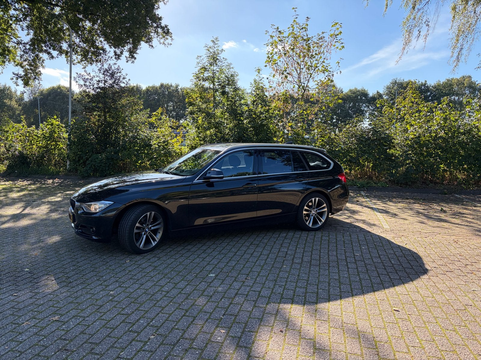 BMW 3-Serie 2.0 316D Touring AUT 2015 Zwart elektr.trekhaak, Automaat, 745 kg, Achterwielaandrijving, 1995 cc