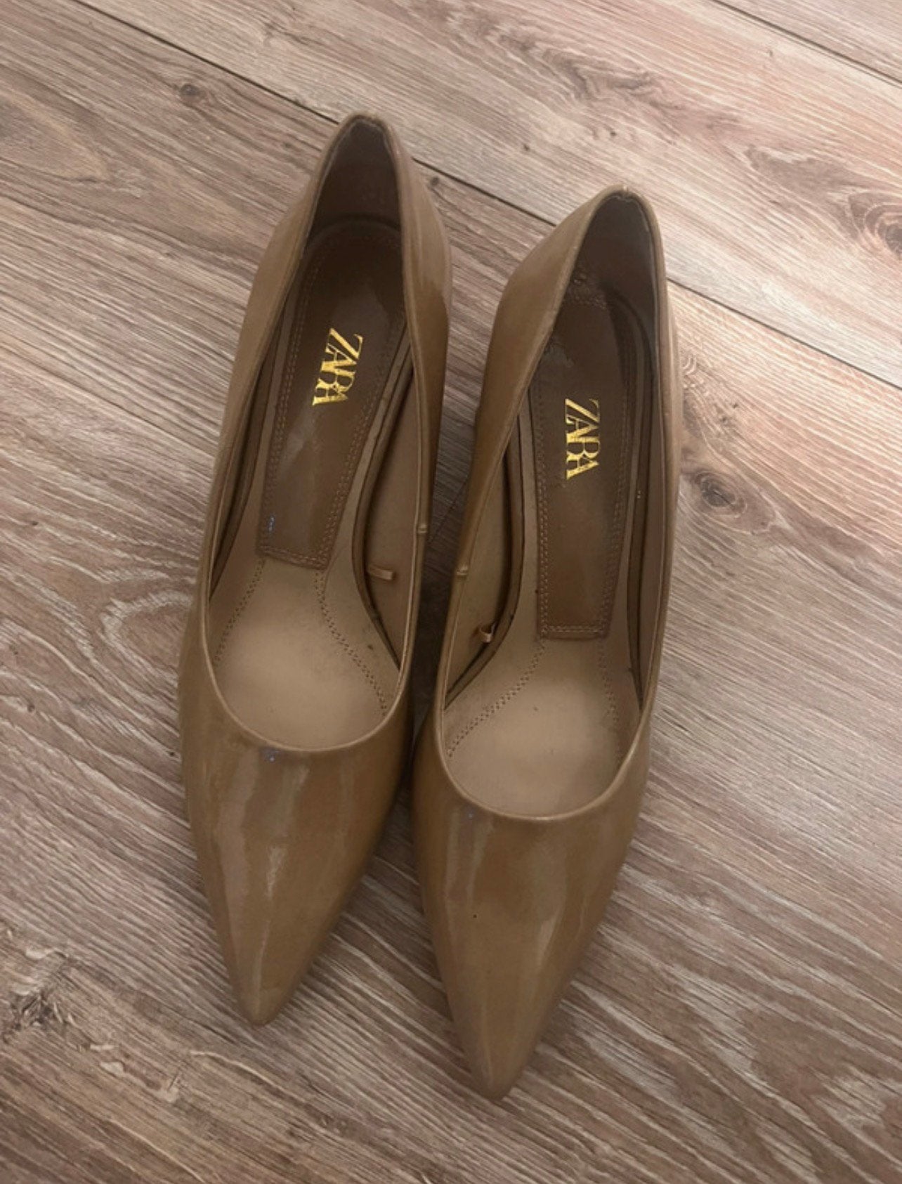 Zara Pumps Maat 42 - Nude Lakleren Hakken, Kleding | Dames, Schoenen, Verzenden, Zo goed als nieuw, Beige, Pumps