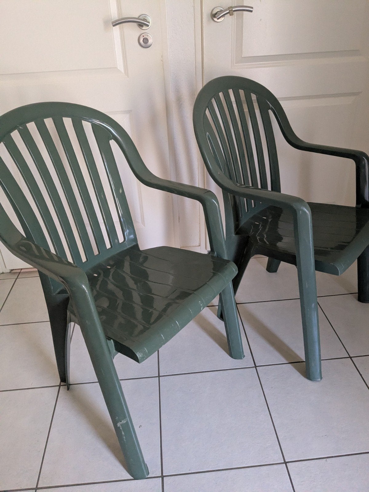 2x Groene kunststof tuinstoelen, Ophalen, Gebruikt, Kunststof, Stapelbaar