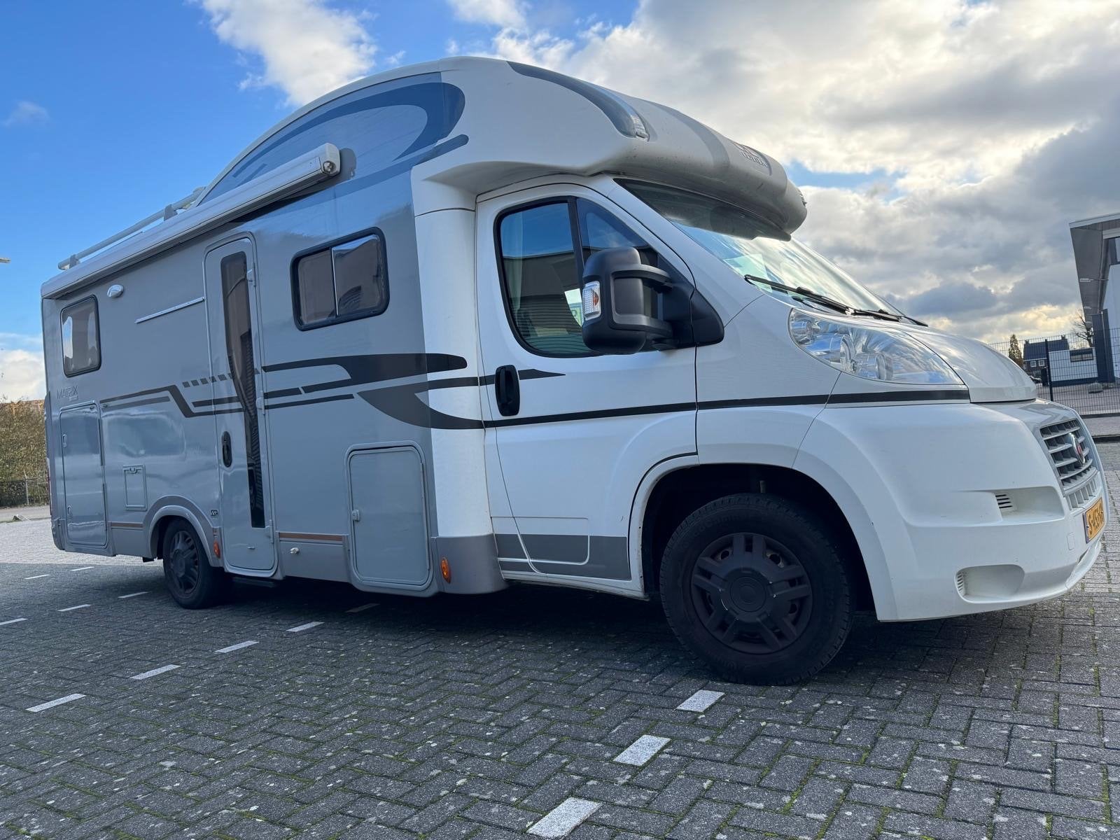 Adria Matrix 670 SL - Ruime Half-integraal Camper 6pers., Caravans en Kamperen, Ringverwarming, Fiat, 7 tot 8 meter, Koelkast
