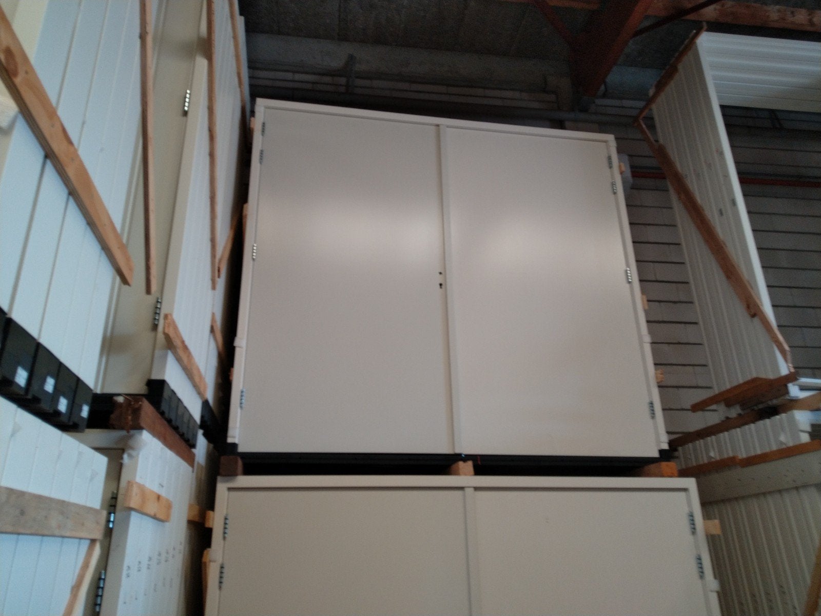 hardhout kozijn met dubbele garage deuren, Doe-het-zelf en Verbouw, Ophalen of Verzenden, Hout, 120 cm of meer, 215 cm of meer